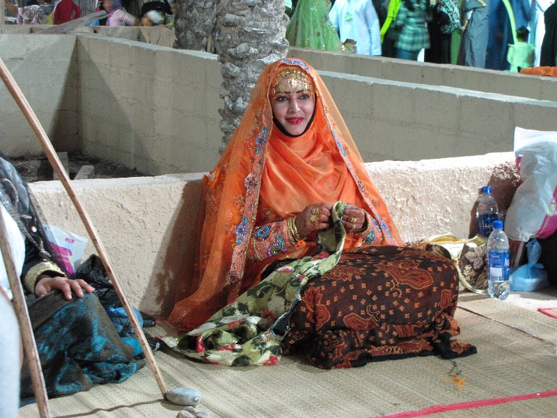 020211_muscat festival kleding.JPG - Kleurrijke kleding op het Muscat festival. De hoek van het festival waar ik deze foto heb gemaakt, gaf een overzicht van traditionele ambachten en gebruiken.